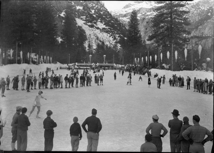 Crowds on the ice rink on Sunday 1935
